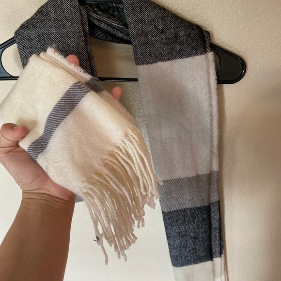 Grey plaid scarf - Picture 2 of 3